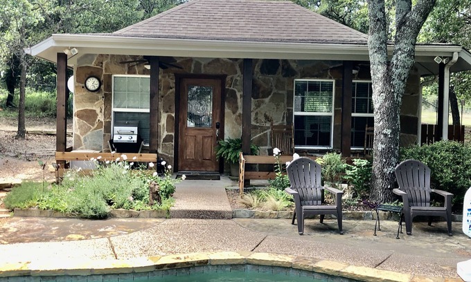 Weatherford Cottage | Le paradis à la campagne. Maison d'hôtes avec piscine. Animaux acceptés. Pas de frais de nettoyage.