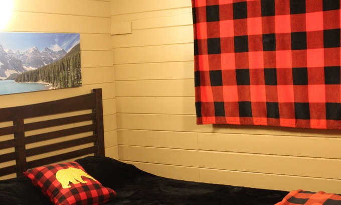 Sicamous Lit Et Petit-Déjeuner | Paradise is calling you.cabin in town close to the beach!
