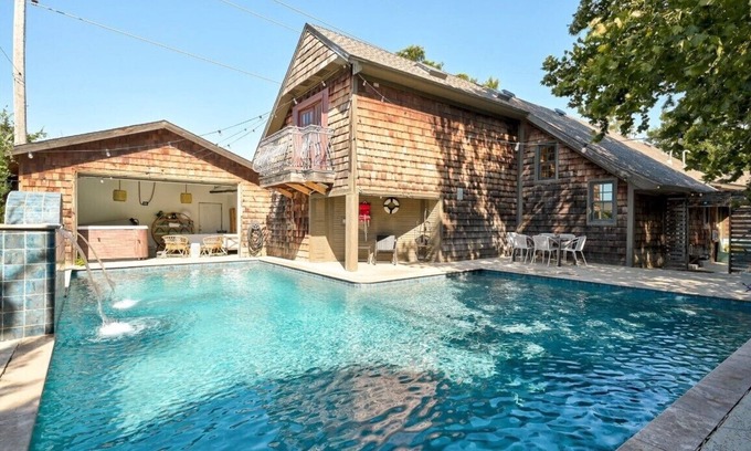 Central Oklahoma City Maison | Paradise On Penn - 2 bedroom house with Pool and Hottub Close to Downtown.