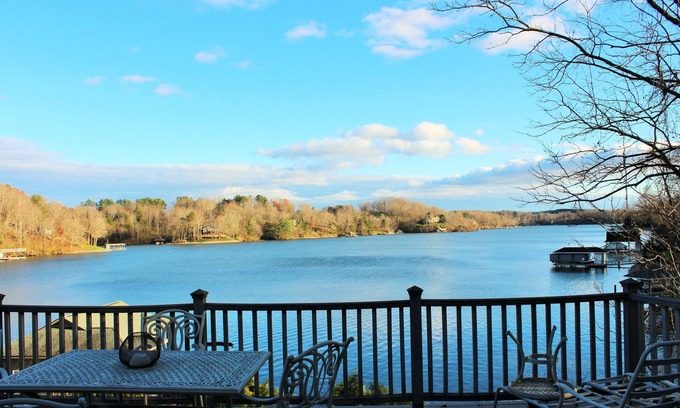Hardy Maison | Paradise On The Lake