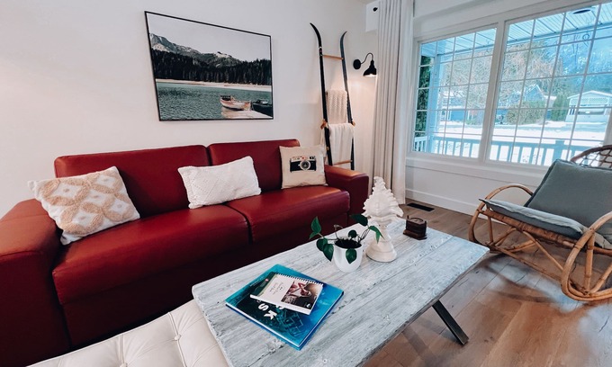 Sicamous Maison | Paradise Pines- Lake Farmhouse with lots of parking & private yard