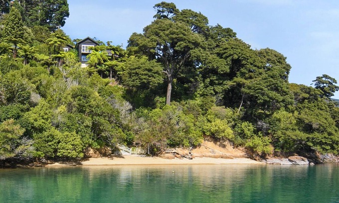 Ngakuta Bay Maison | Paradise Lodge - Momorangi Bay Holiday Home, PICTON