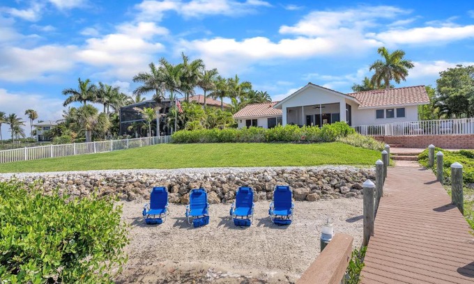 Sorrento Shores Villa | Paradise with a pool, pier and private beach area