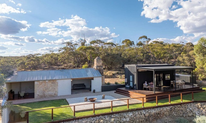 Overland Corner Maison | Parcoola Retreats - secluded luxury retreat on the Murray River