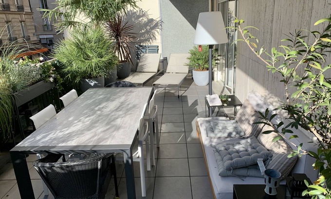 Grenelle Appartement | Paris Tour Eiffel: Appartement Tour Eiffel - Terrasse - AC Living room/Kitchen