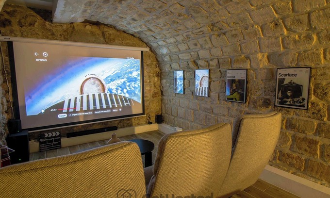 Quartier de la Porte-Saint-Denis Appartement | Paris Hideaway: Private Cinema – GetHosted