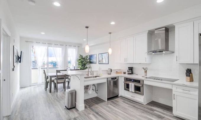 University Heights Appartement | Park Blvd Paradise 301, ADA compliant, with a Spa