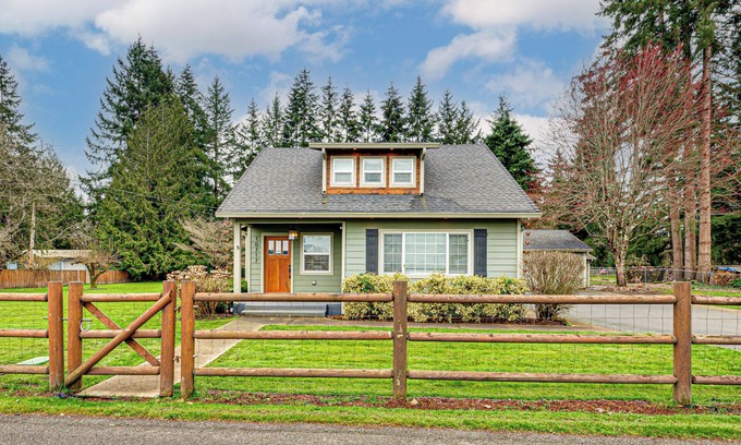 Meadow Glade Autre | Park like setting and fenced, 3 bed 2.5 bath updated 1920 farmhouse-Covered Deck