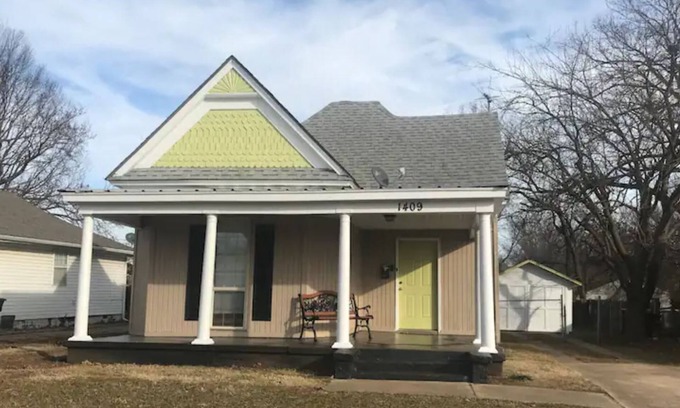 Shawnee Maison | Park Place Victorian charming delightful cozy home