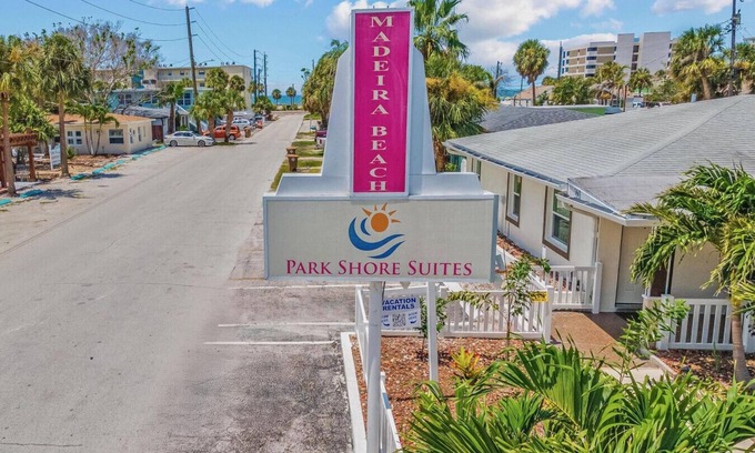 Madeira Beach Appartement | Park Shore Suite 9 - Madeira Beach!
