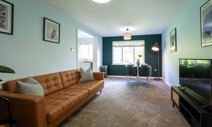 Salfords Appartement | de Luxe-Vue sur Jardin-Appartement-Douche-2 bed 1 bath apartment