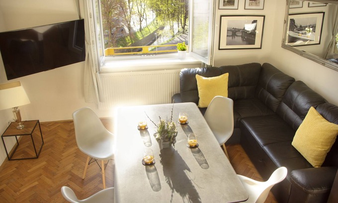 Vysehrad Copropriété | Park view/Netflix/Balcony/Coffee/Breakfast/Board Games/Books