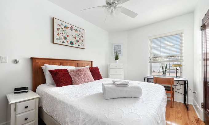 Bloomfield Appartement | ♥Parking~5★Location♛Queen Bed♥West Penn♥10min DT★Elevator- Cental Location