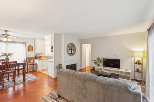 Circle Area Appartement | Parking,Pet,2bd,2b,WIFI,Smart TVs,Walk to Food,Fun