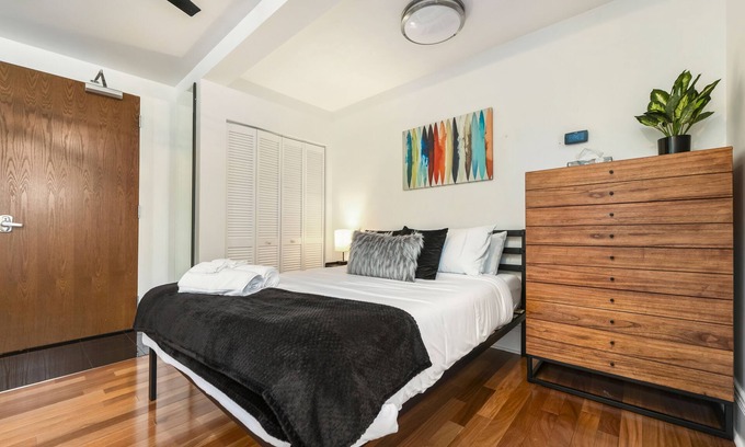 Bloomfield Appartement | Parking~West Penn~Queen Bed~Elevator~Central Location~ 10 Min to DT~ Wifi