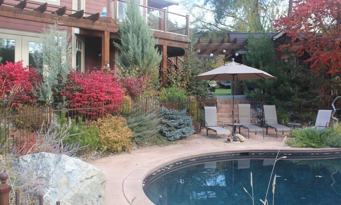 Coldstream Maison | Parklike property on Coldstream creek, with pool, minutes to Kal beach