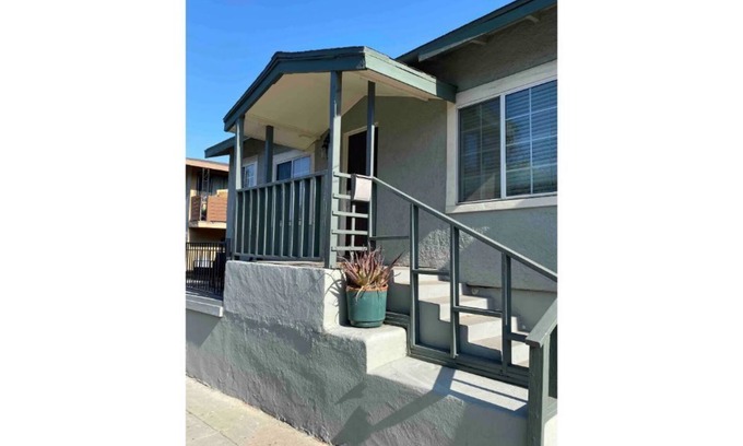 Willmore Maison | Parkside Golden Ave Bungalow, Steps from Downtown