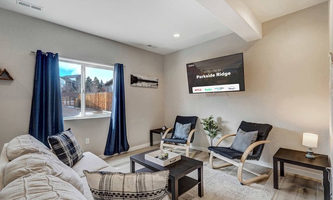 Monument Maison | Parkside Ridge! Cozy Escape w/Hot Tub & Views