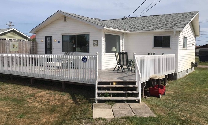 Pointe-du-Chene Maison | Parlee Beach Cottage for Rent. 3 Min Walk to Beach