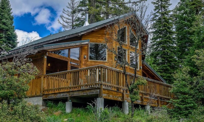 Ashland Cabine | Parsnip Lakes Cabin w/ Jacuzzi and Wood Stove at Green Springs Inn