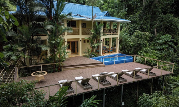 Portalon Maison | Villa avec piscine privée et vue partielle sur l'océan entourée de forêt tropicale et de cascades
