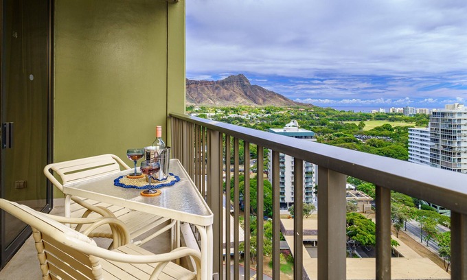 Waikiki Copropriété | Partial Ocean View Waikiki Suite, Close to beach, AC, Free Wi-Fi & Pool!