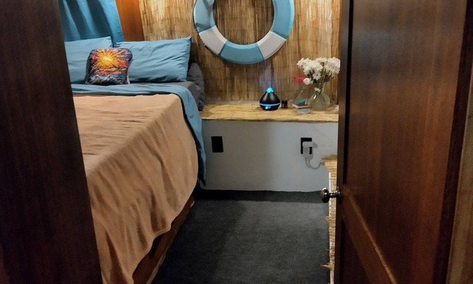 Key West Location De Bateaux | Party Like A Local in Key West, 1 bedroom 1 bath yacht at marina.