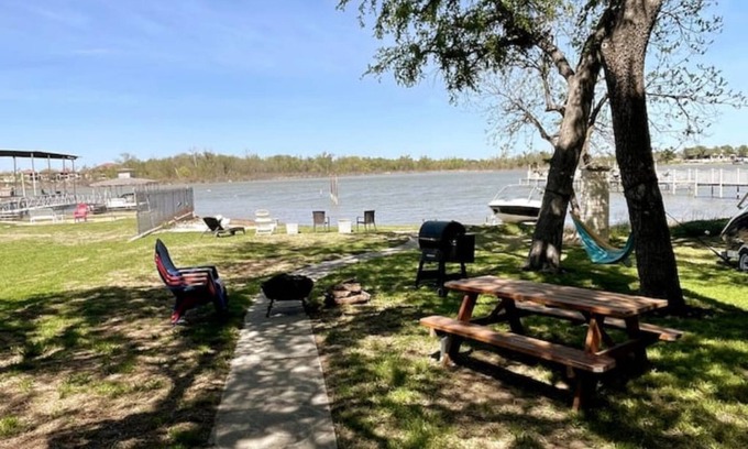 Pecan Acres Maison | Party on the Lake at Mila’s Cove!