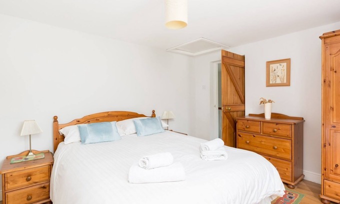 Quedgeley Maison | Pass the Keys | Conventional and Homely 3Bed in Alderminster
