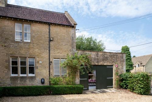 Cirencester Maison | Pass the Keys 4 Bed Victorian Home Courtyard Parking