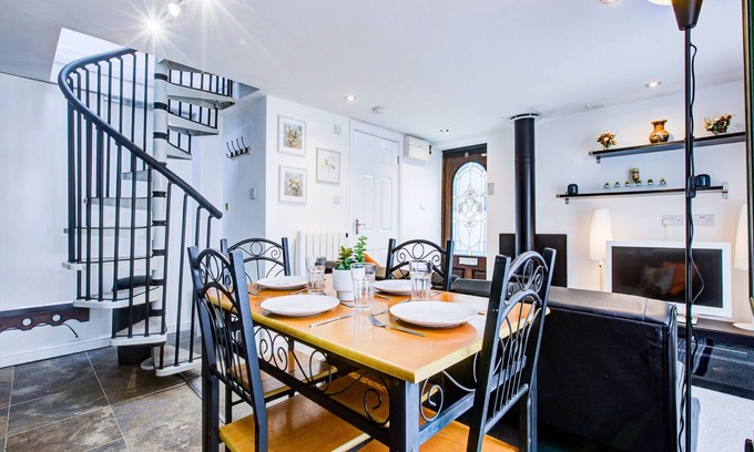 Basildon Maison | Pass the Keys | Beautiful cosy apartment