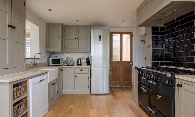 Fifield Maison | Pass the Keys | Brambles Spacious Home Sleeps 8 Legoland Windsor in 5mins