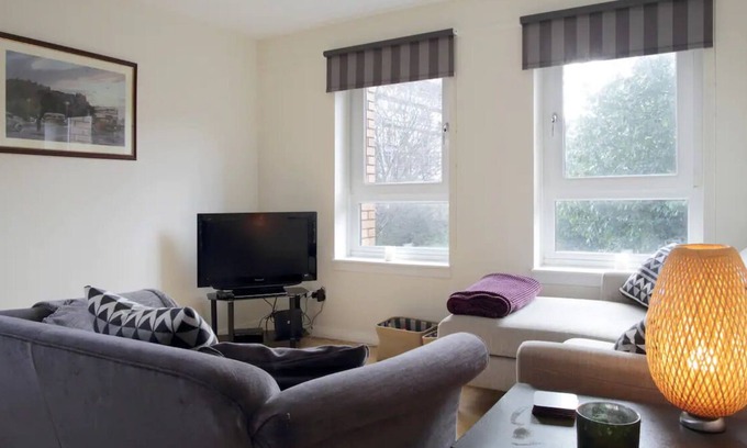 Restalrig Appartement | Pass the Keys | Cosy and Bright 2 Beds Flat with - Free Parking