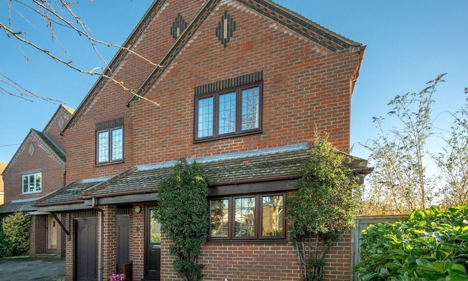 Shabbington Maison | Pass the Keys | Cosy & Rural Chilterns Hideaway