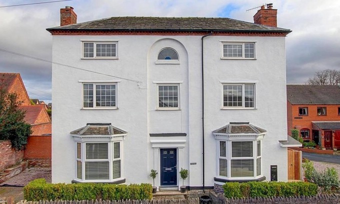 Ombersley Maison | Pass the Keys | Elegant Georgian Home in Picture Perfect Village