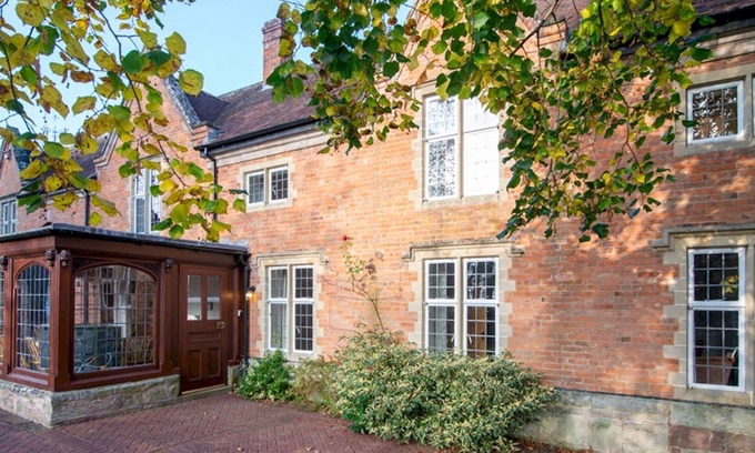 Inkberrow Maison | Pass the Keys | Elegant Country Home in Picture Postcard Village