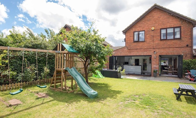 Old Windsor Maison | Pass the Keys | Gorgeous Family Home Near River Thames-Old Windsor