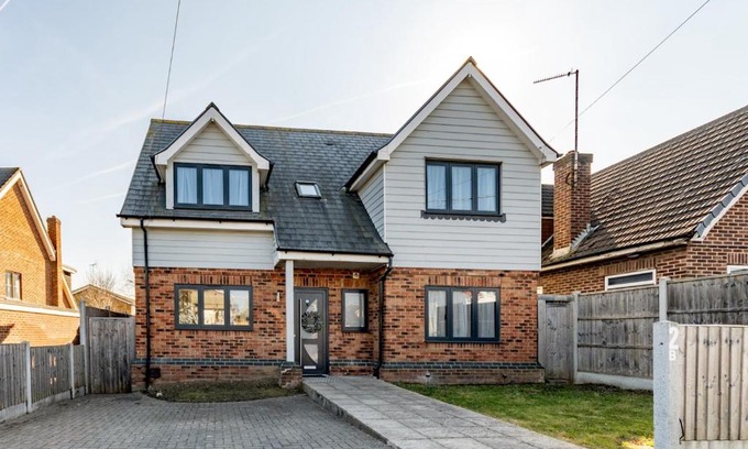 Hawkwell Maison | Pass the Keys Hawkwell Hideaway Large 4 bedroom Home Hockley