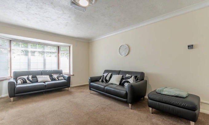 South Benfleet Maison | Pass the Keys | Large house in Benfleet