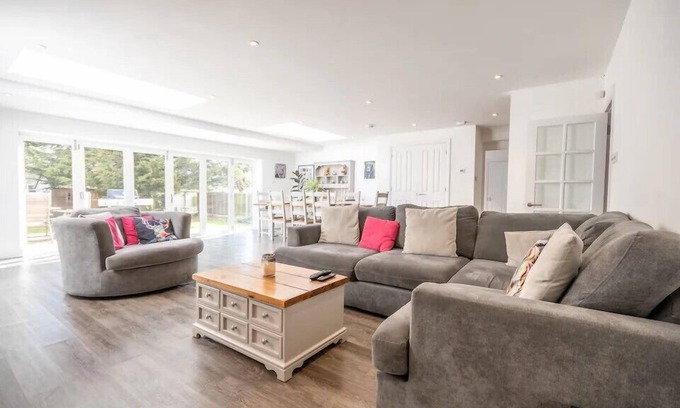 Chelmsford Maison | Pass the Keys | Large and spacious House in Chelmsford!