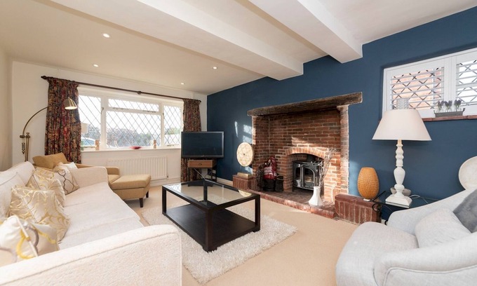 Henley Maison | Pass the Keys | Luxurious Country House with Cinema Games Room