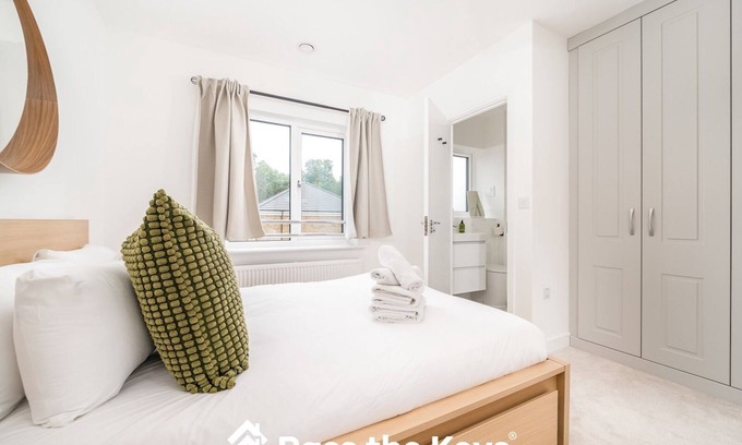 Ascot Maison | Pass the Keys | Modern Townhouse with Garden and Parking in Ascot
