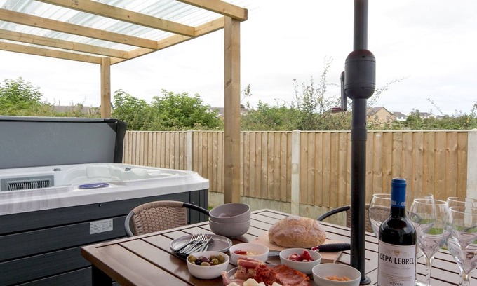 Brynteg Maison | Pass the Keys | Modern Home with Hot Tub
