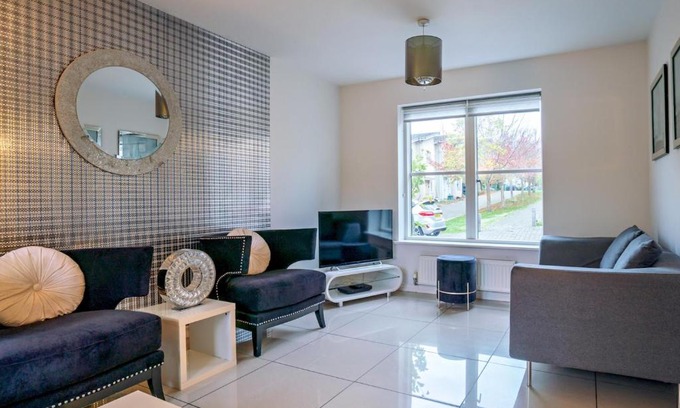 Cheltenham Maison | Pass the Keys Modern townhouse with secure parking and garden
