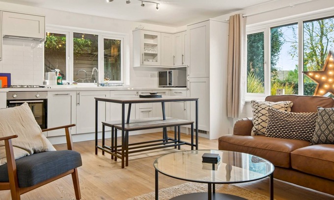 Preston Maison | Pass the Keys | Newly Refurbished Annex with Parking and Pool