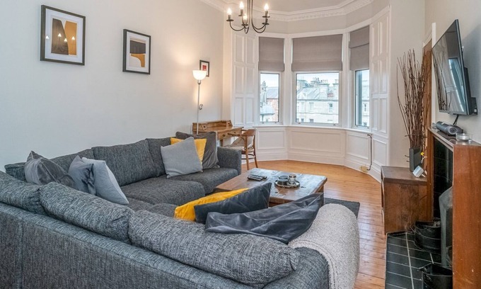 Morningside Appartement | Pass the Keys | Newly Decorated Spacious 2 Bedroom Flat in Chic Area
