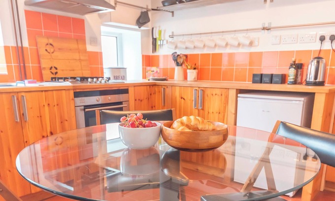 New Mills Maison | Pass the Keys | Prime Spot for 6 Guests Pet & Cycle Friendly