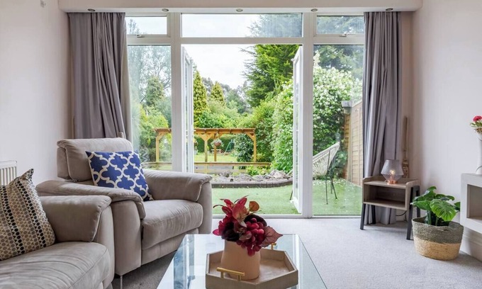 Northfield Maison | Pass the Keys | Stunning 4 Bed, 4 Bath Home:Tranquil Garden Oasis