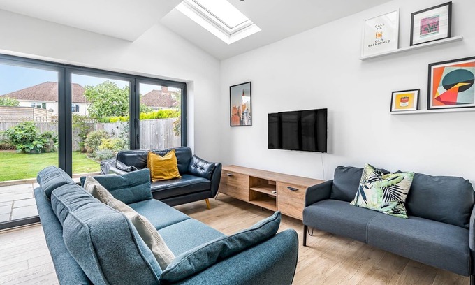 Iffley Maison | Pass the Keys | Stunning Modern 4 Bed with Parking and Garden