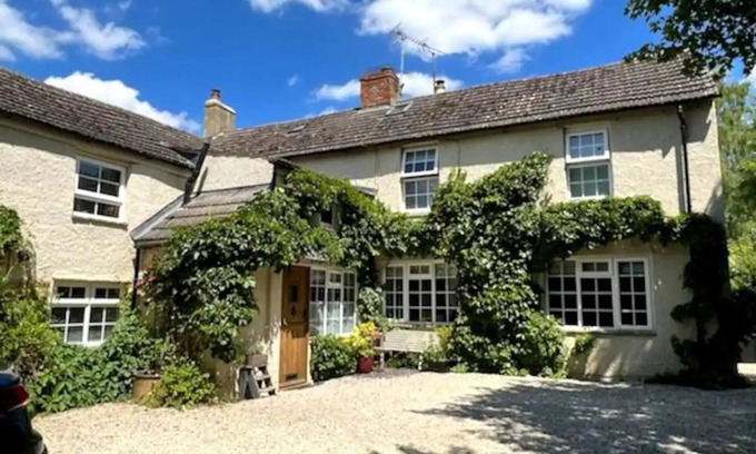 Lechlade Maison | Pass the Keys | Stylish and Spacious Cotswolds Cottage - Sleeps 6